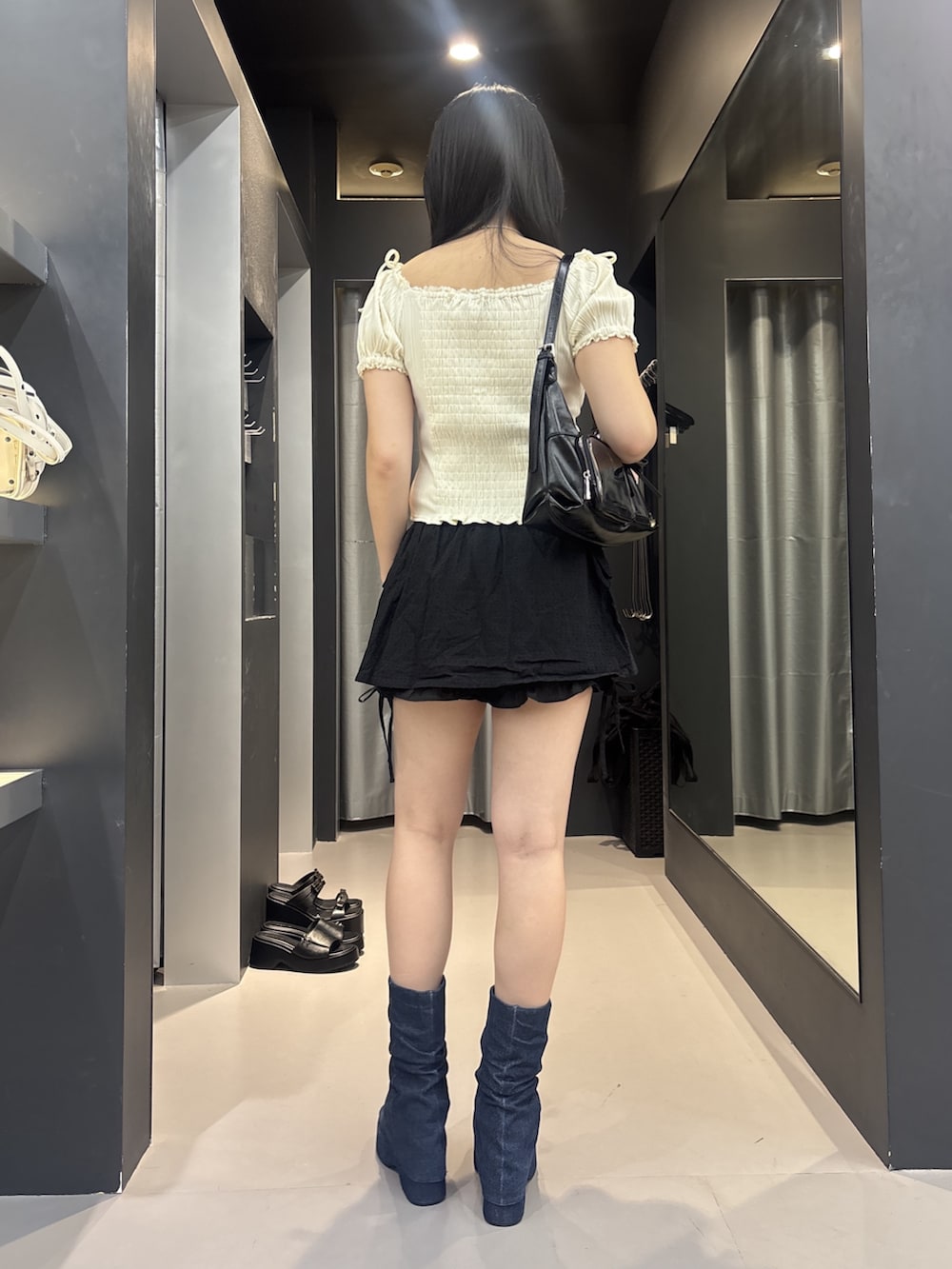 ブラック系のサンダル、ブラック系のスカート、その他のTシャツ/カットソーを着用したレディースの夏コーディネートの3枚目の写真