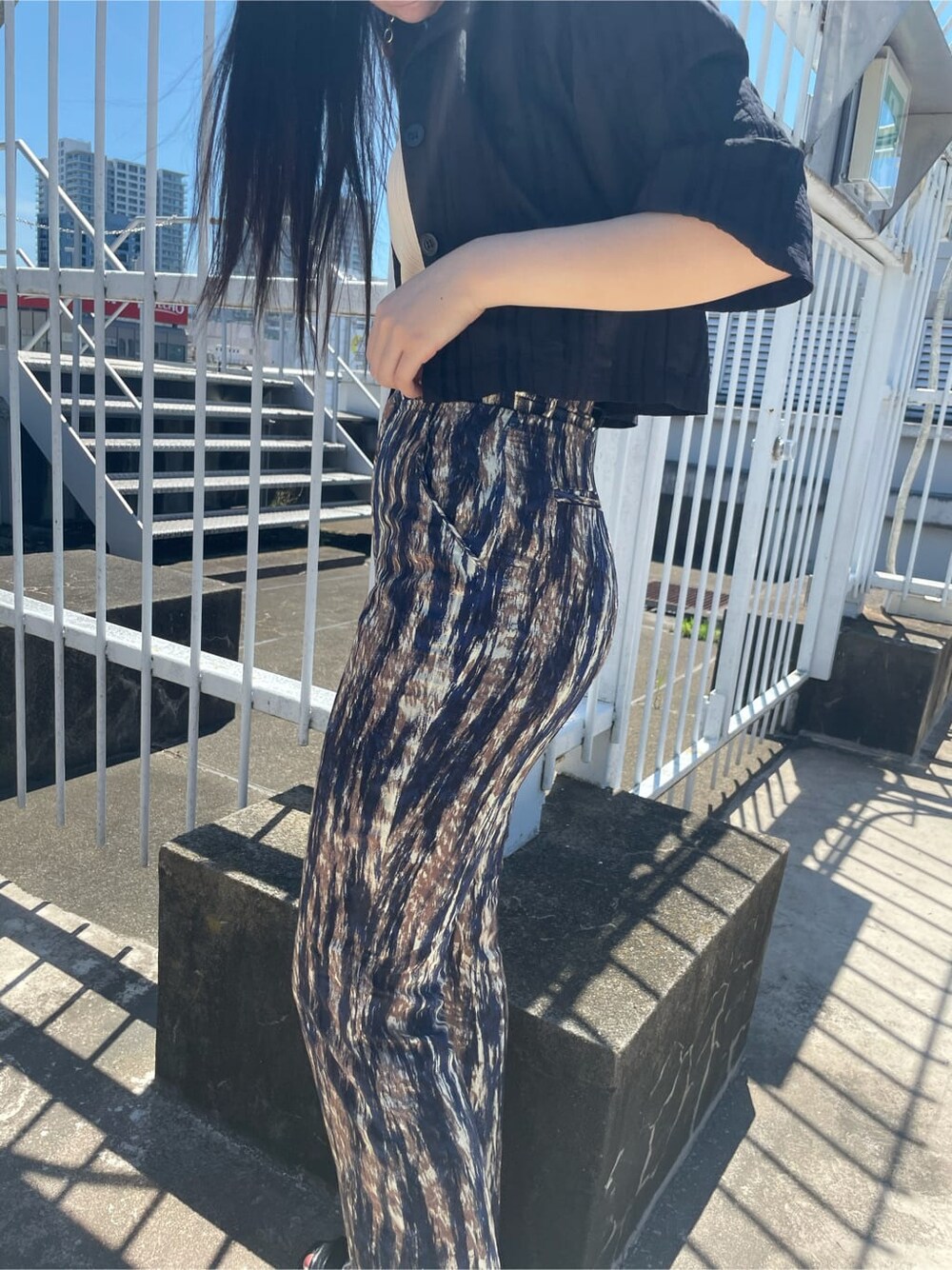 ブラック系のシャツ/ブラウス、その他のその他パンツ、ホワイト系のキャミソールを着用したレディースの夏コーディネートの4枚目の写真