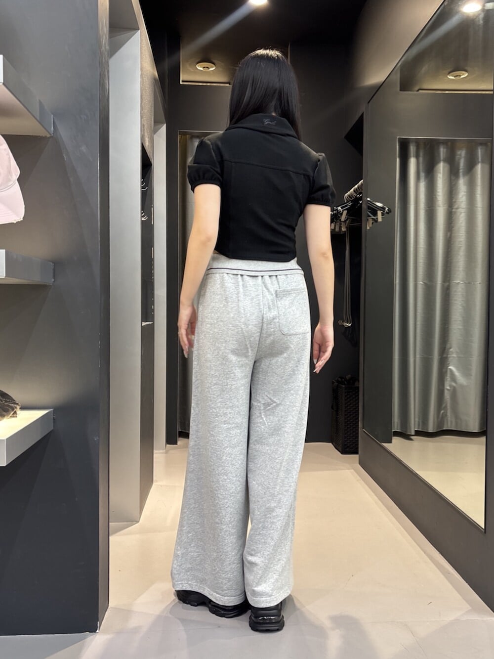 ブラック系のスニーカー、ベージュ系のシャツ/ブラウス、グレー系のその他パンツを着用したレディースの夏コーディネートの3枚目の写真