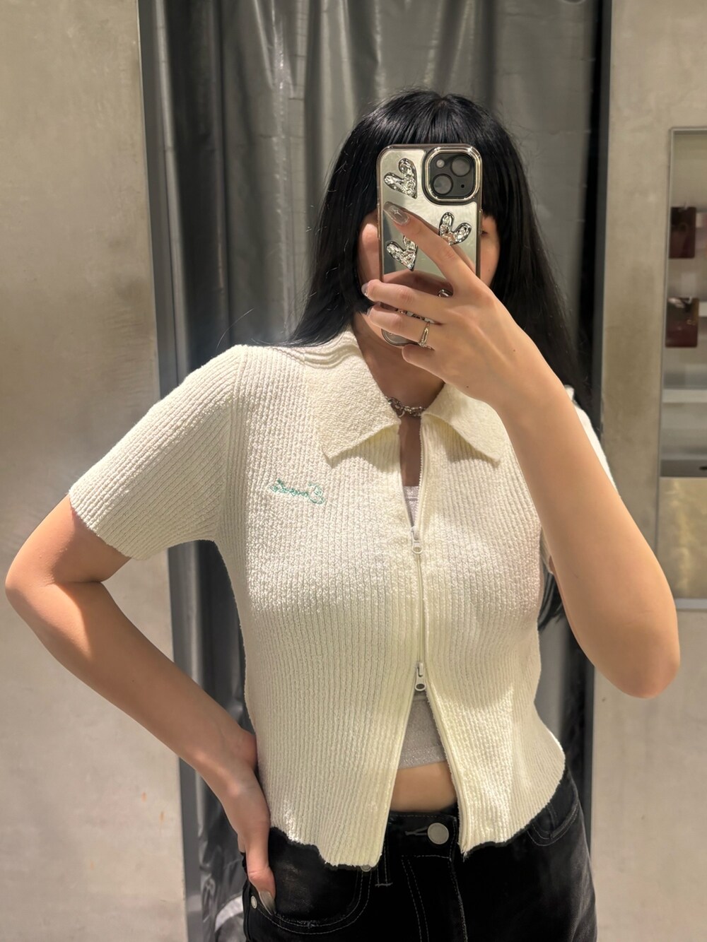 ホワイト系のニット/セーター、シルバー系のキャミソール、ブラック系のデニムパンツを着用したレディースの夏コーディネートの3枚目の写真