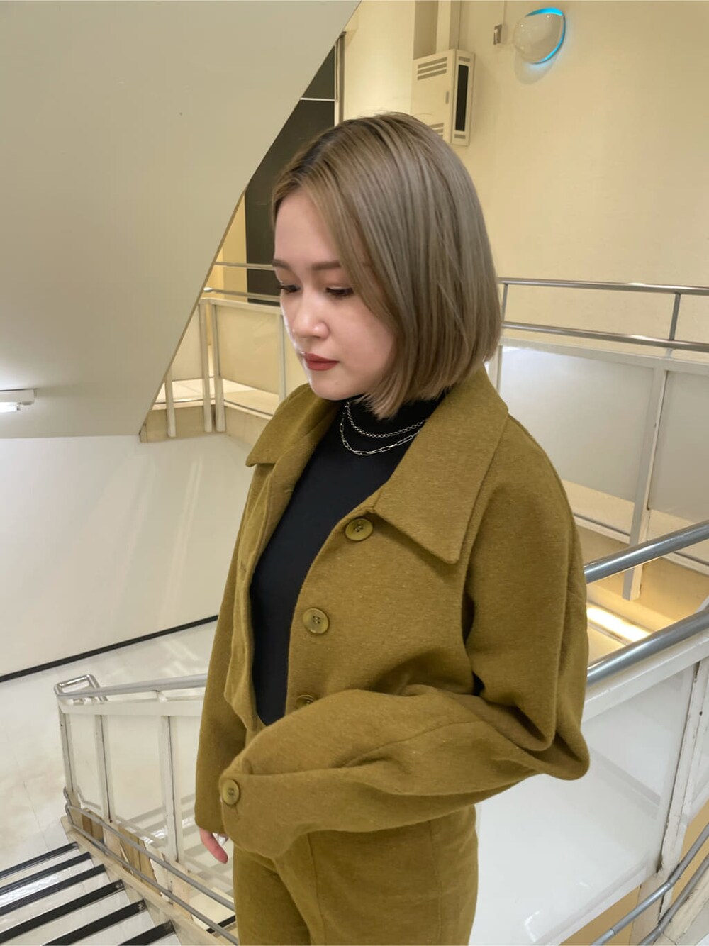 ブラック系のTシャツ/カットソー、イエロー系のその他パンツ、イエロー系のその他アウターを着用したレディースの秋コーディネートの2枚目の写真