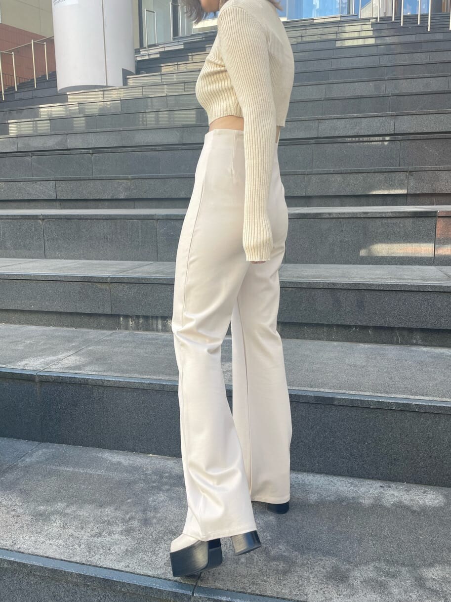 ホワイト系のその他パンツ、ホワイト系のローファー、ホワイト系のニット/セーターを着用したレディースの冬コーディネートの4枚目の写真