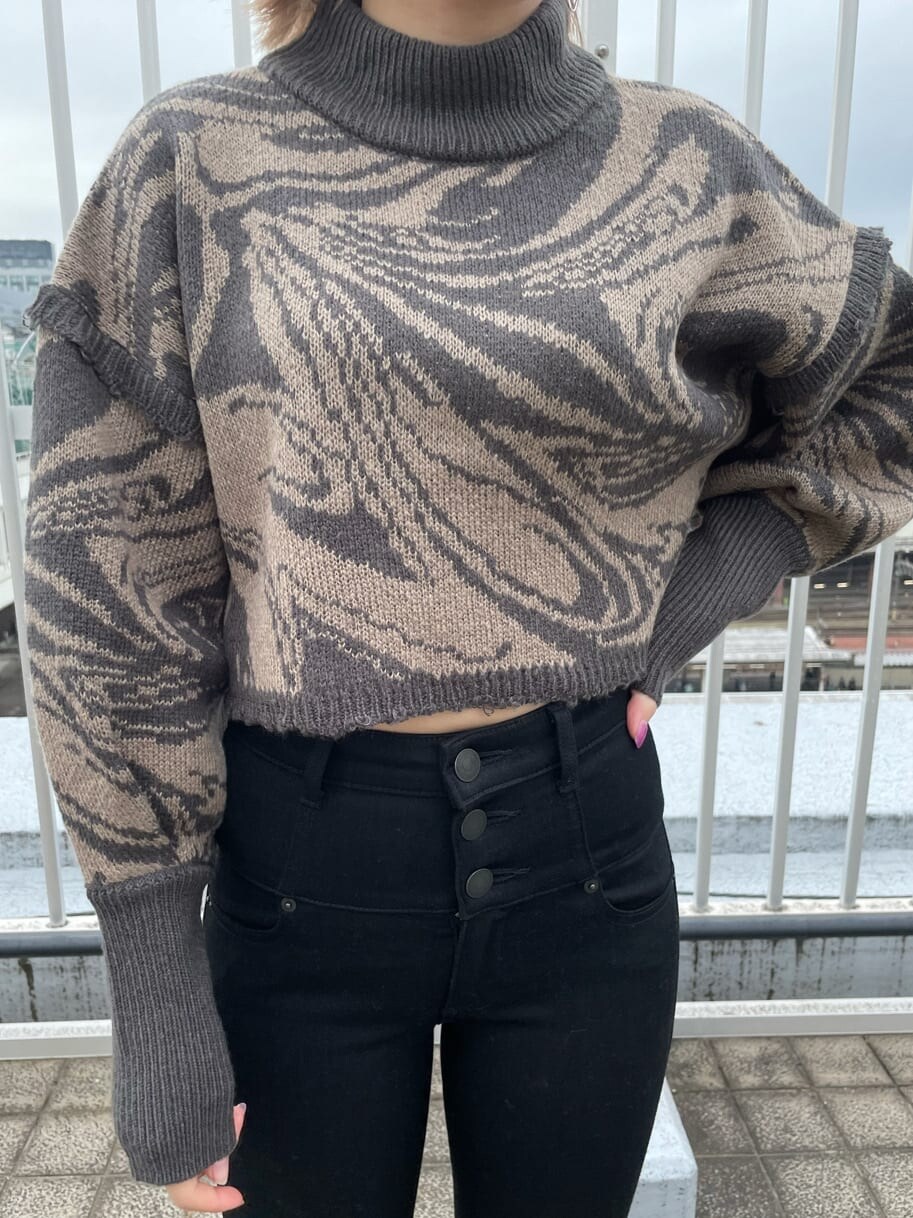 ブラック系のデニムパンツ、ホワイト系のブルゾン、その他のニット/セーターを着用したレディースの秋コーディネートの4枚目の写真