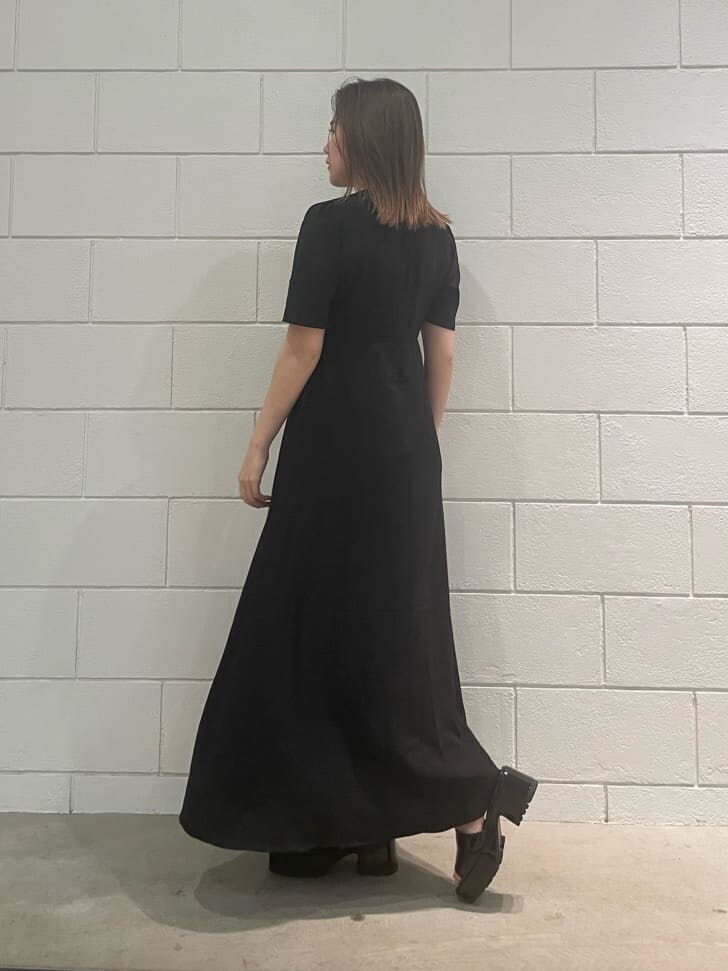 ブラック系のサンダル、ブラック系のワンピースを着用したレディースの春コーディネートの3枚目の写真