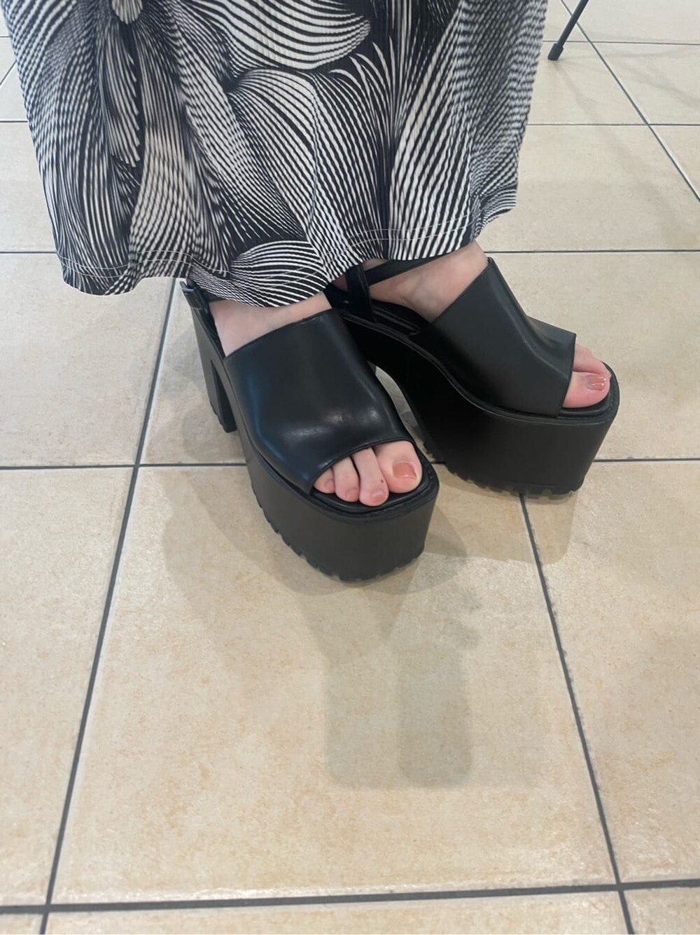 その他のスカート、ブラック系のタンクトップ、ブラック系のサンダルを着用したレディースの夏コーディネートの6枚目の写真