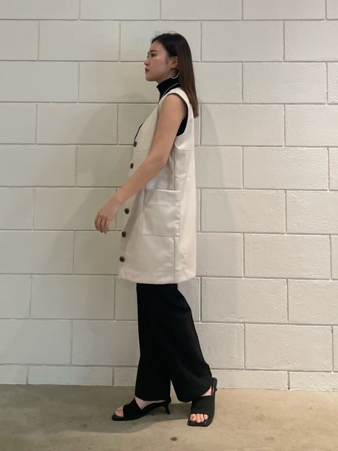 ホワイト系のワンピース、ブラック系のその他パンツ、ブラック系のサンダルを着用したレディースの夏コーディネートの2枚目の写真