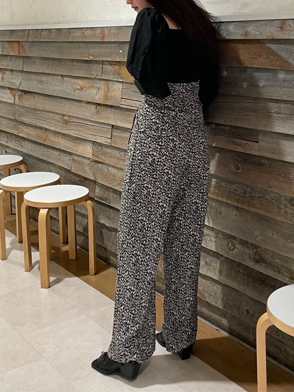 ブラック系のサンダル、ブラック系のシャツ/ブラウス、その他のその他パンツを着用したレディースの春コーディネートの2枚目の写真