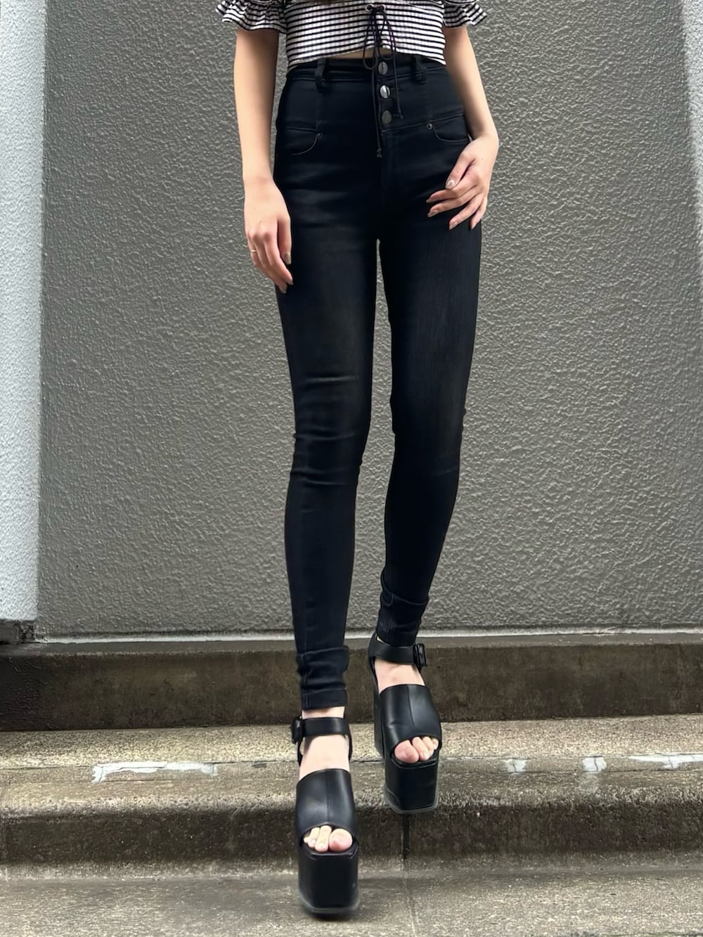その他のTシャツ/カットソー、ブラック系のデニムパンツ、ブラック系のサンダルを着用したレディースの春コーディネートの3枚目の写真