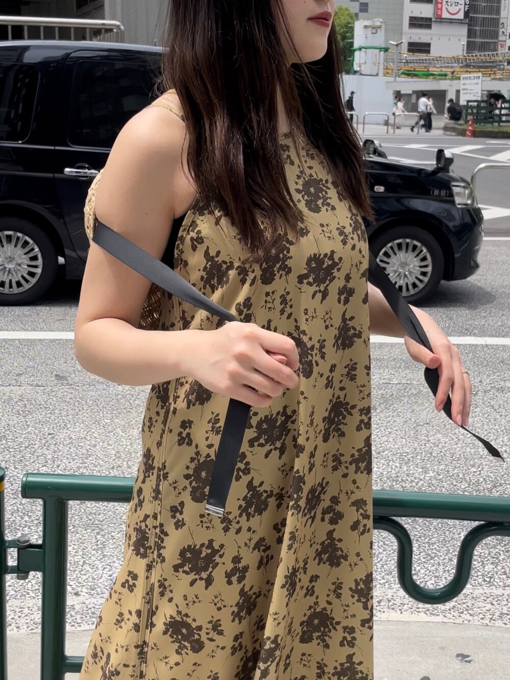 その他のワンピース、ホワイト系のサンダル、ベージュ系のハットを着用したレディースの春コーディネートの4枚目の写真