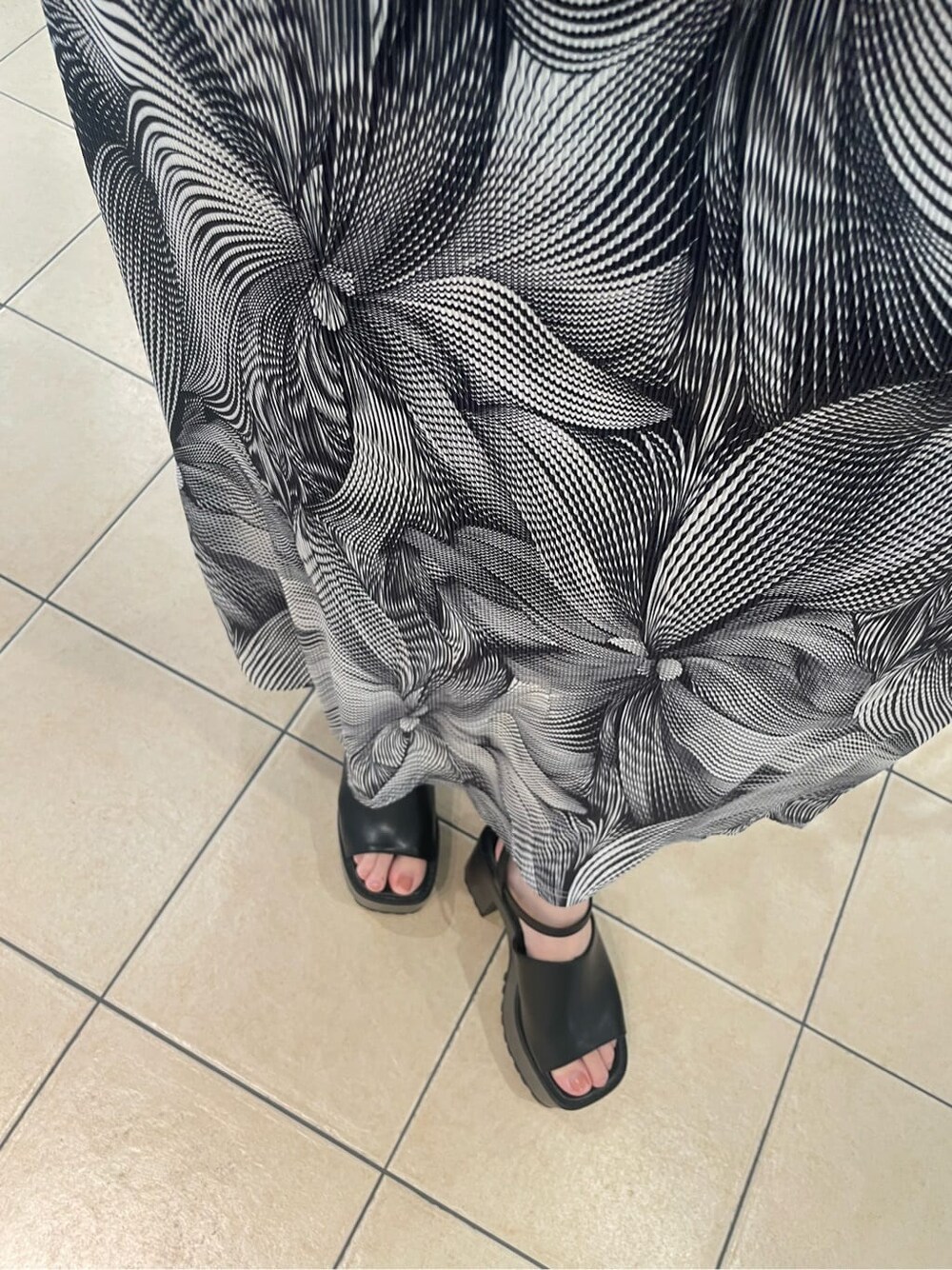 その他のスカート、ブラック系のタンクトップ、ブラック系のサンダルを着用したレディースの夏コーディネートの7枚目の写真