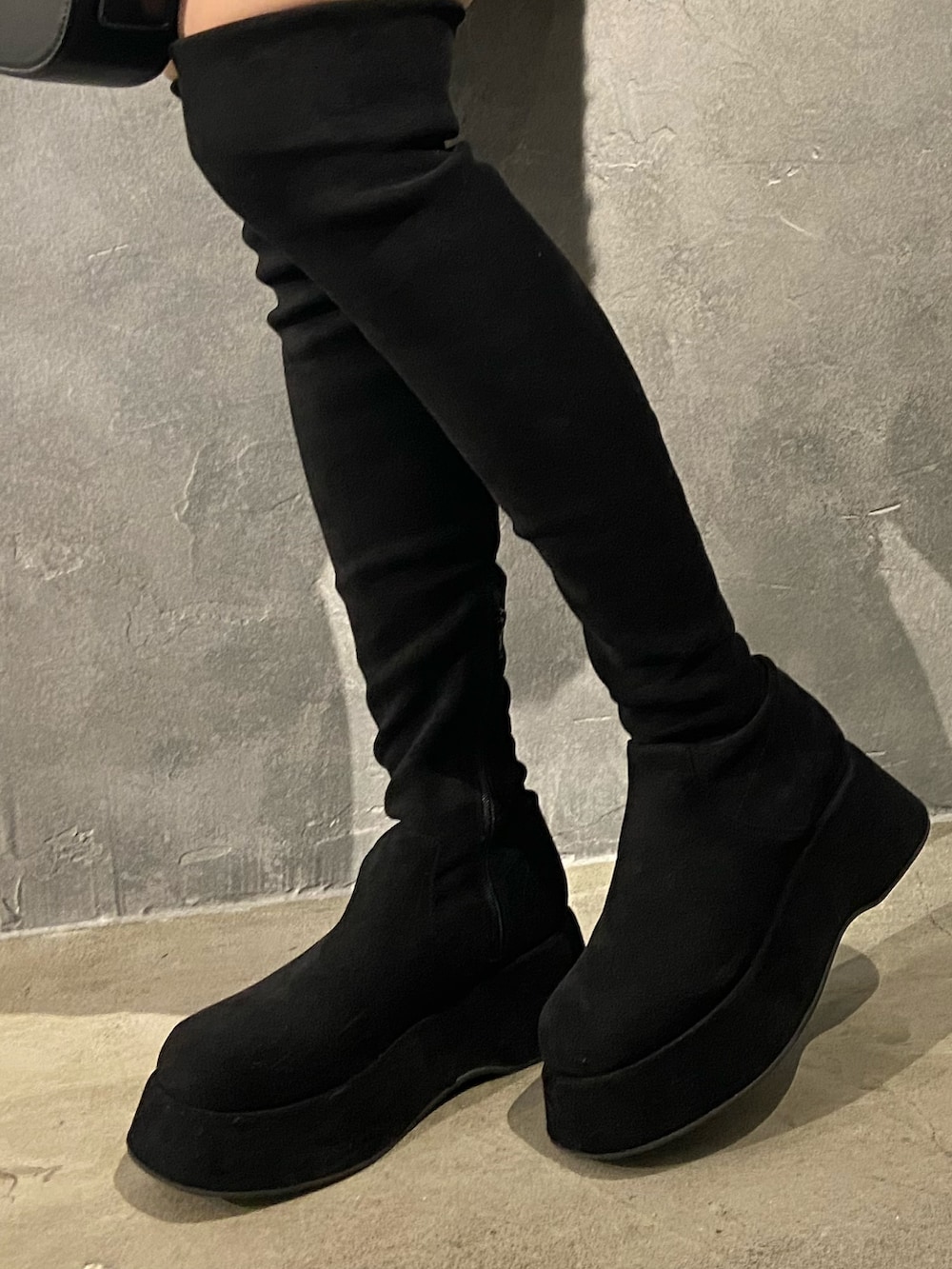 その他のニット/セーター、ブラック系のブーツ、ブラック系のハンドバッグを着用したレディースの秋コーディネートの7枚目の写真