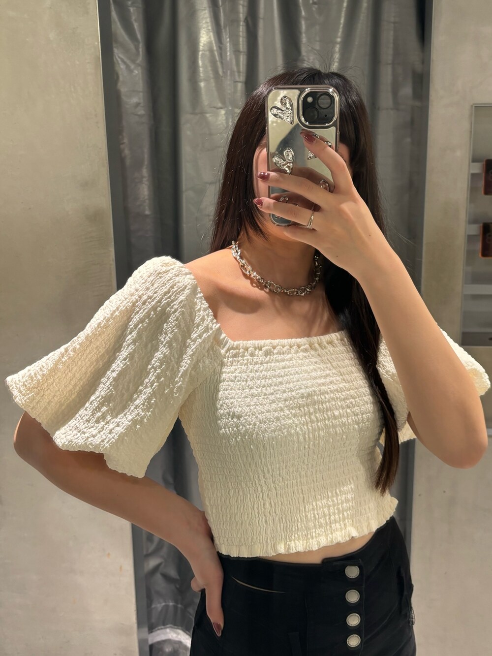 ホワイト系のTシャツ/カットソー、ブラック系のデニムパンツ、ブラック系のサンダルを着用したレディースの春コーディネートの3枚目の写真