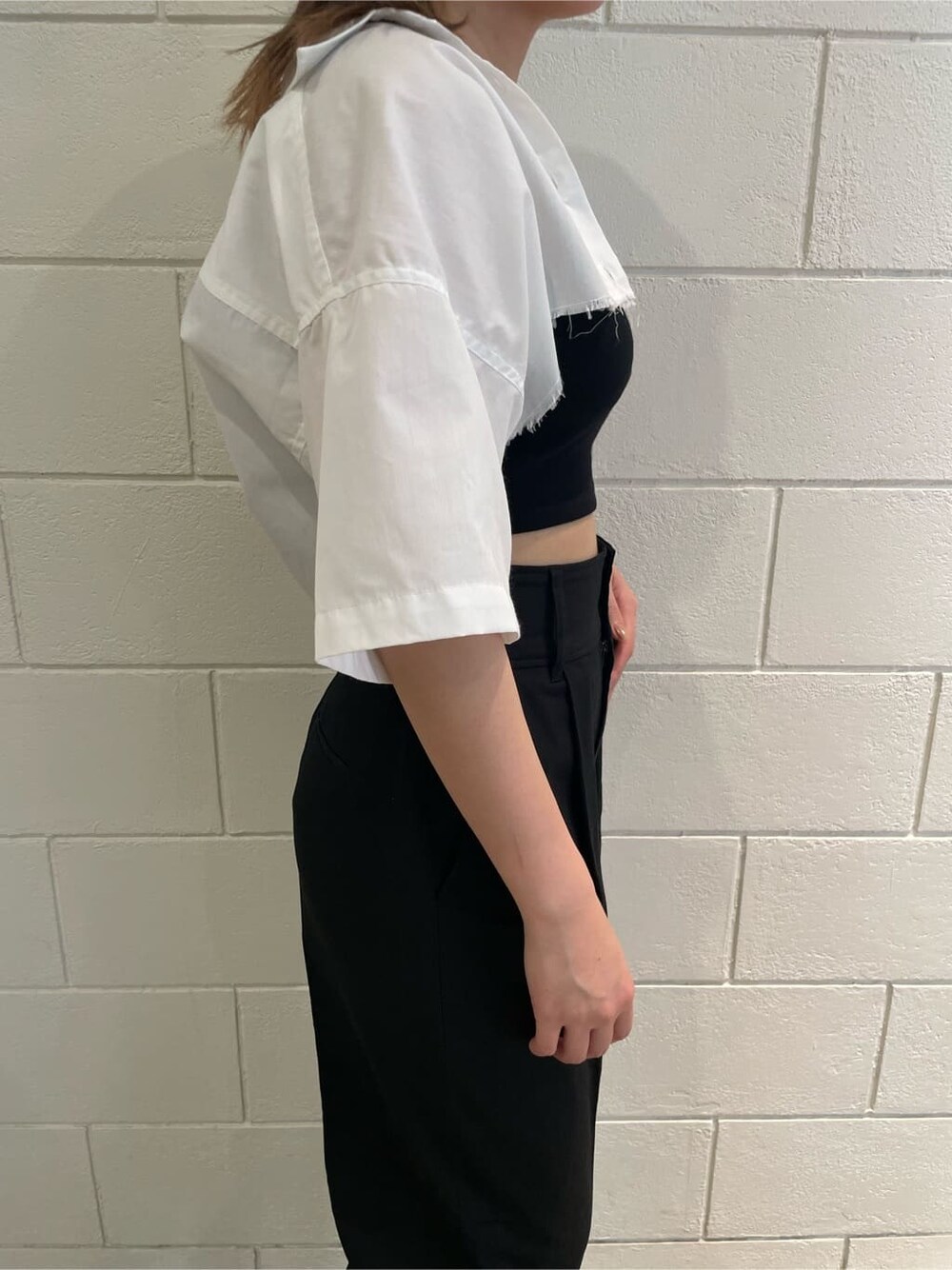 ホワイト系のサンダル、ブラック系のその他パンツ、ホワイト系のシャツ/ブラウスを着用したレディースの春コーディネートの5枚目の写真