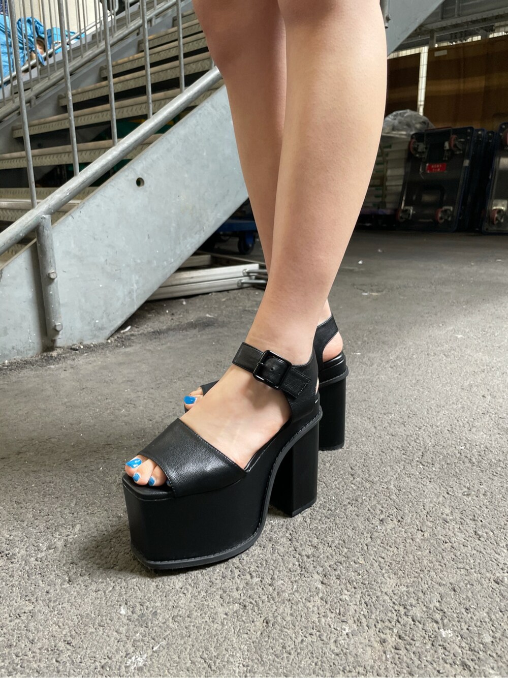 ベージュ系のワンピース、ブラック系のサンダル、ブラック系のハットを着用したレディースの夏コーディネートの5枚目の写真