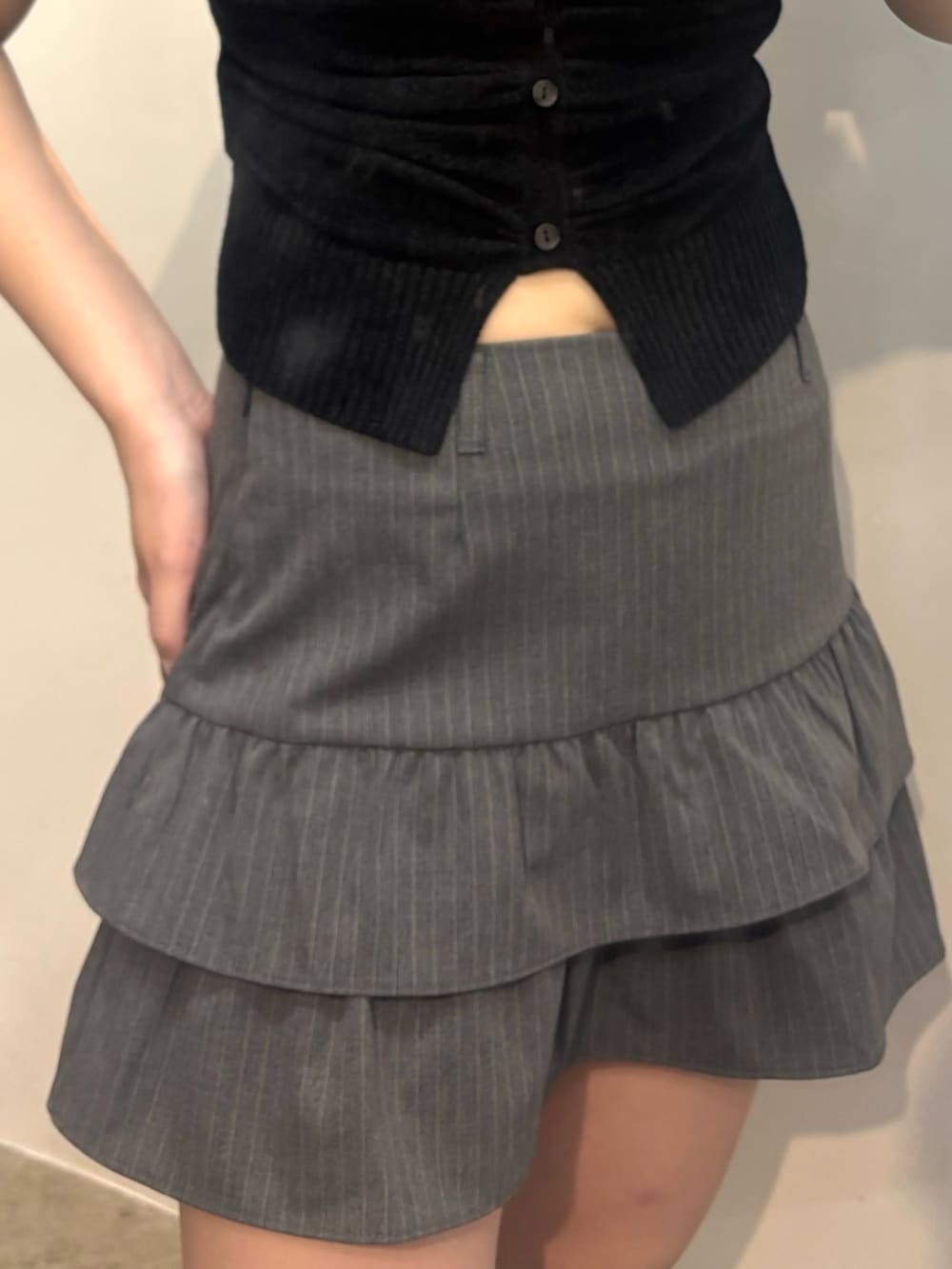 ブラック系のサンダル、ホワイト系のニット/セーター、グレー系のスカートを着用したレディースの夏コーディネートの4枚目の写真