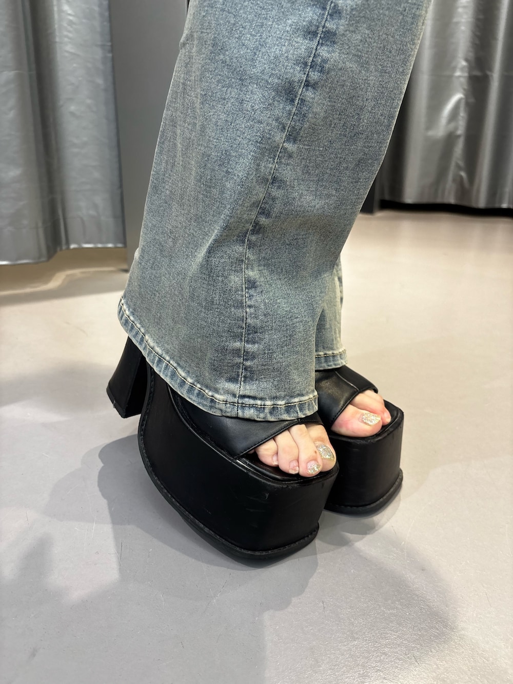 ブラック系のサンダル、ブルー系のデニムパンツ、その他のTシャツ/カットソーを着用したレディースの夏コーディネートの7枚目の写真