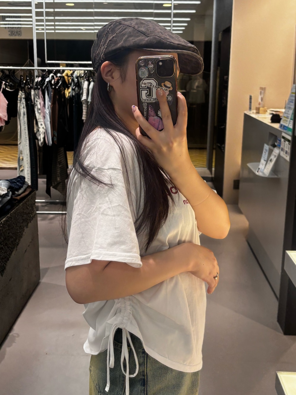 ブラック系のサンダル、ブルー系のデニムパンツ、ホワイト系のTシャツ/カットソーを着用したレディースの春コーディネートの4枚目の写真
