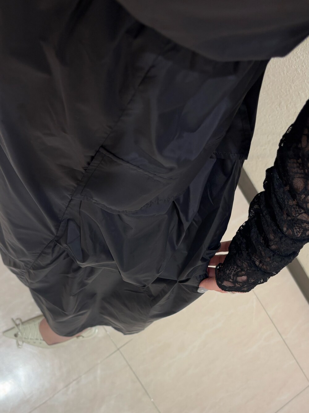 ホワイト系のパンプス、グレー系のワンピース、ブラック系のTシャツ/カットソーを着用したレディースの春コーディネートの6枚目の写真