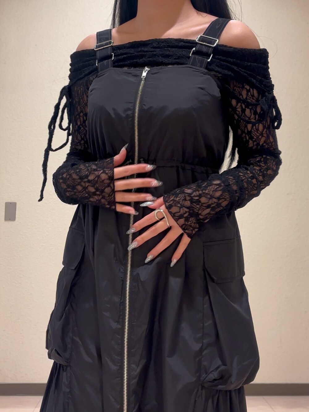 ホワイト系のパンプス、グレー系のワンピース、ブラック系のTシャツ/カットソーを着用したレディースの春コーディネートの5枚目の写真