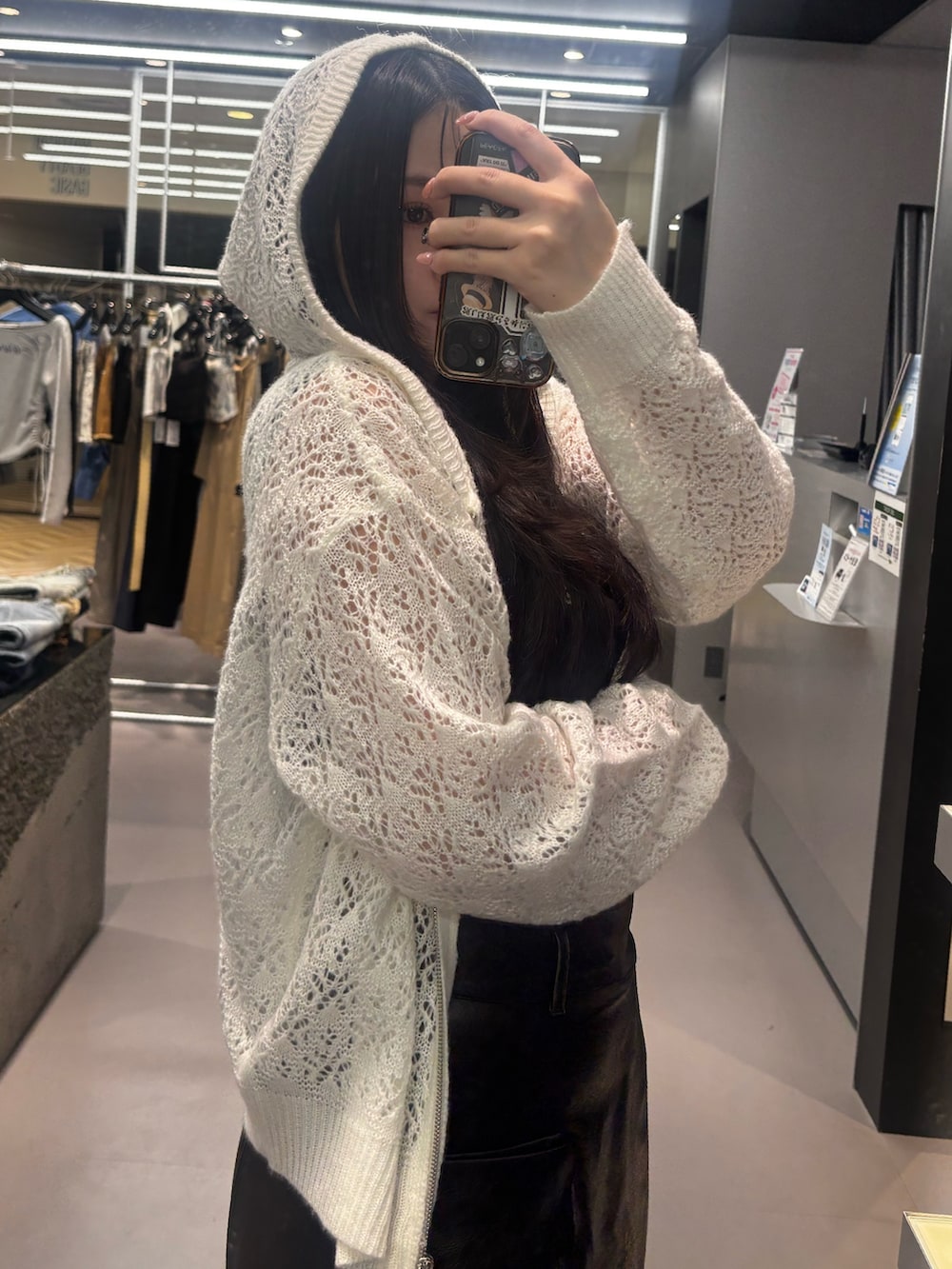 ブラック系のサンダル、ブラック系のその他パンツ、グレー系のパーカーを着用したレディースの春コーディネートの4枚目の写真