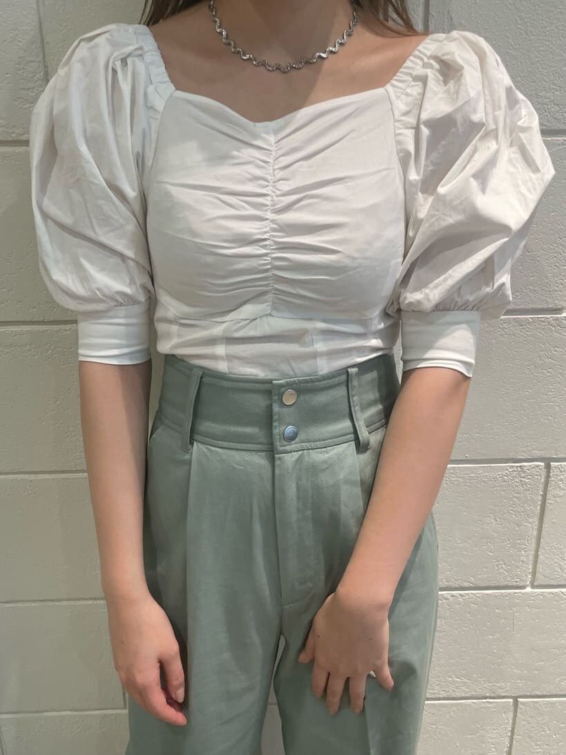 ホワイト系のサンダル、ホワイト系のTシャツ/カットソー、ブルー系のその他パンツを着用したレディースの春コーディネートの5枚目の写真