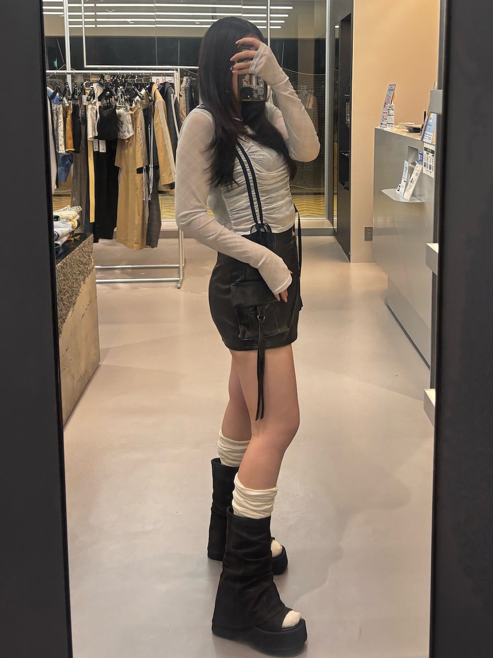 ブラック系のサンダル、ブラック系のその他パンツ、ホワイト系のTシャツ/カットソーを着用したレディースの春コーディネートの2枚目の写真