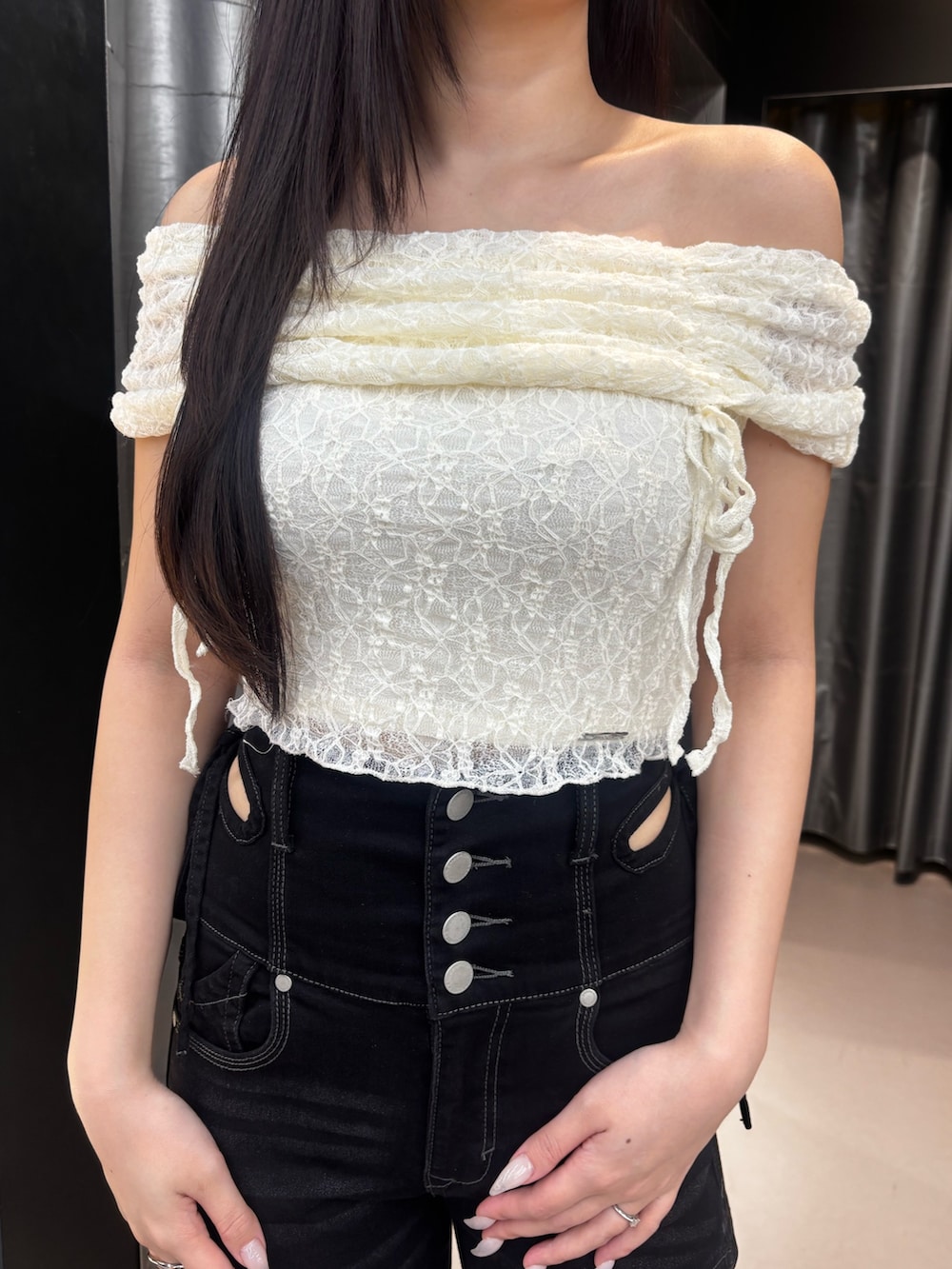 ブラック系のサンダル、ブラック系のデニムパンツ、ブラック系のTシャツ/カットソーを着用したレディースの夏コーディネートの5枚目の写真