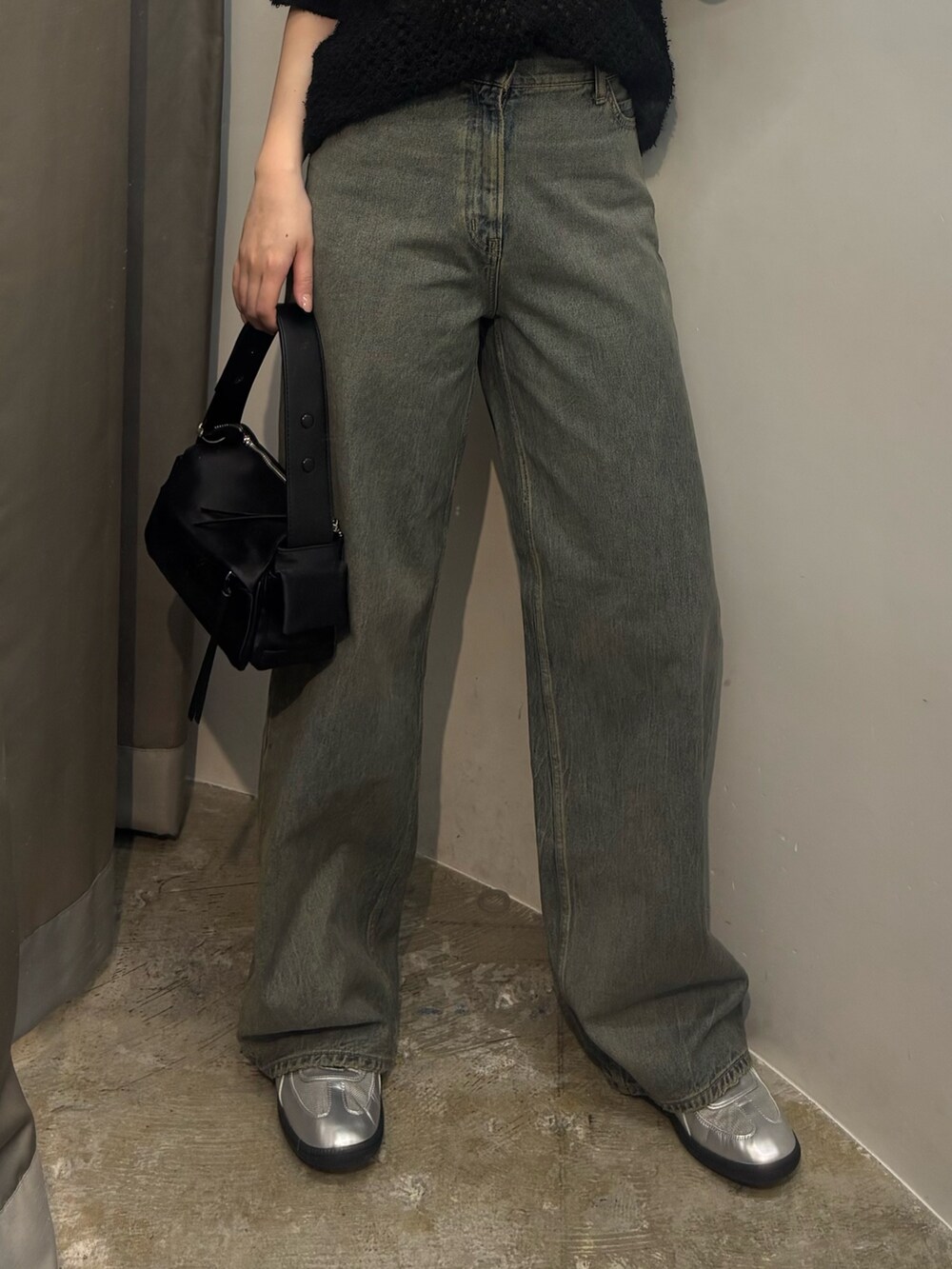 シルバー系のスニーカー、ブルー系のデニムパンツ、ブラック系のシャツ/ブラウスを着用したレディースの春コーディネートの7枚目の写真