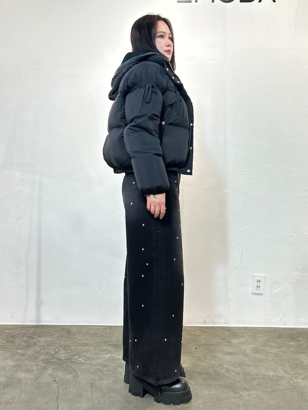 ブラック系のブーツ、ブラック系のデニムパンツを着用したレディースの秋コーディネートの2枚目の写真