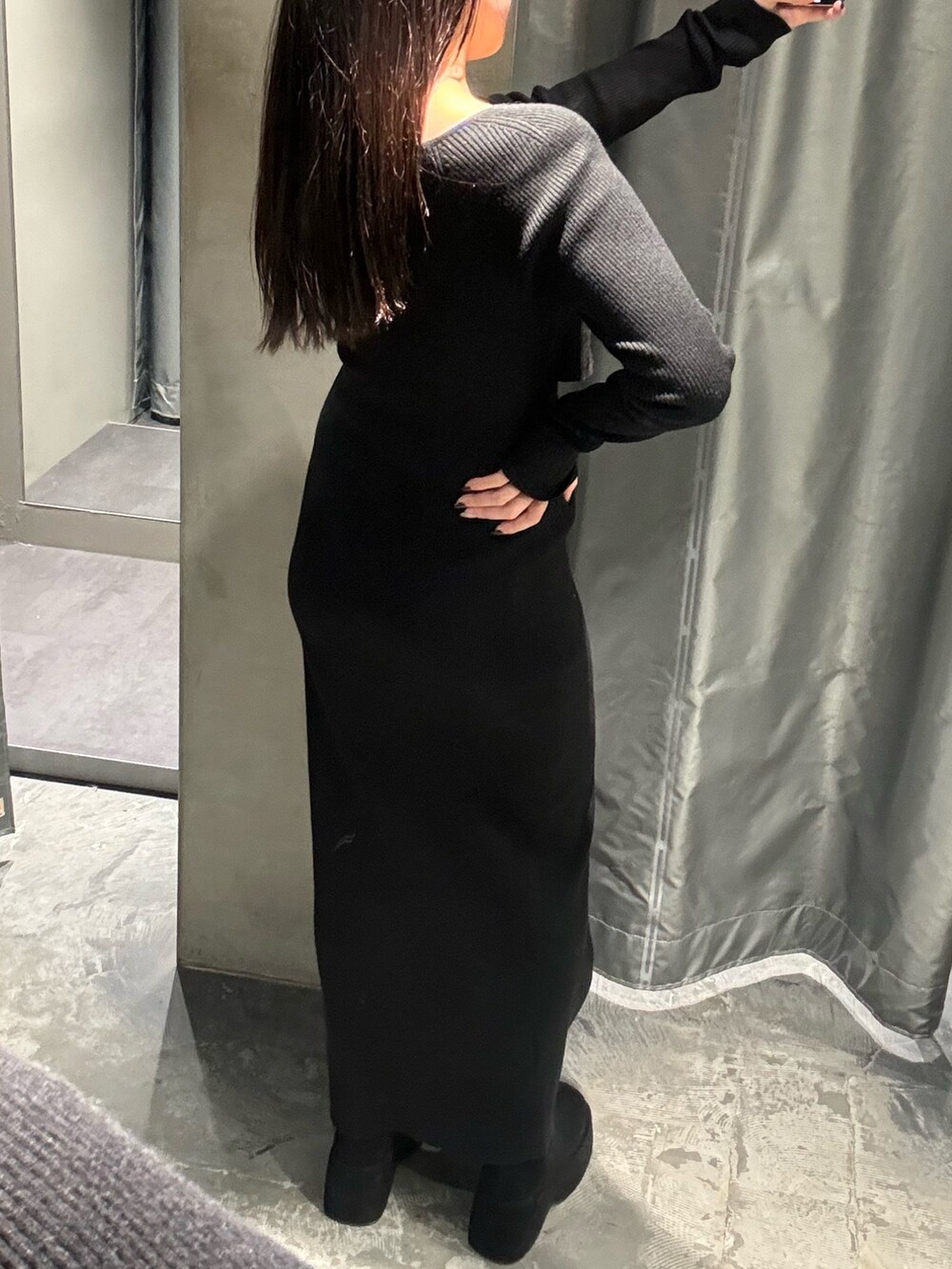 ブラック系のワンピース、ブラック系のブーツを着用したレディースの秋コーディネートの3枚目の写真