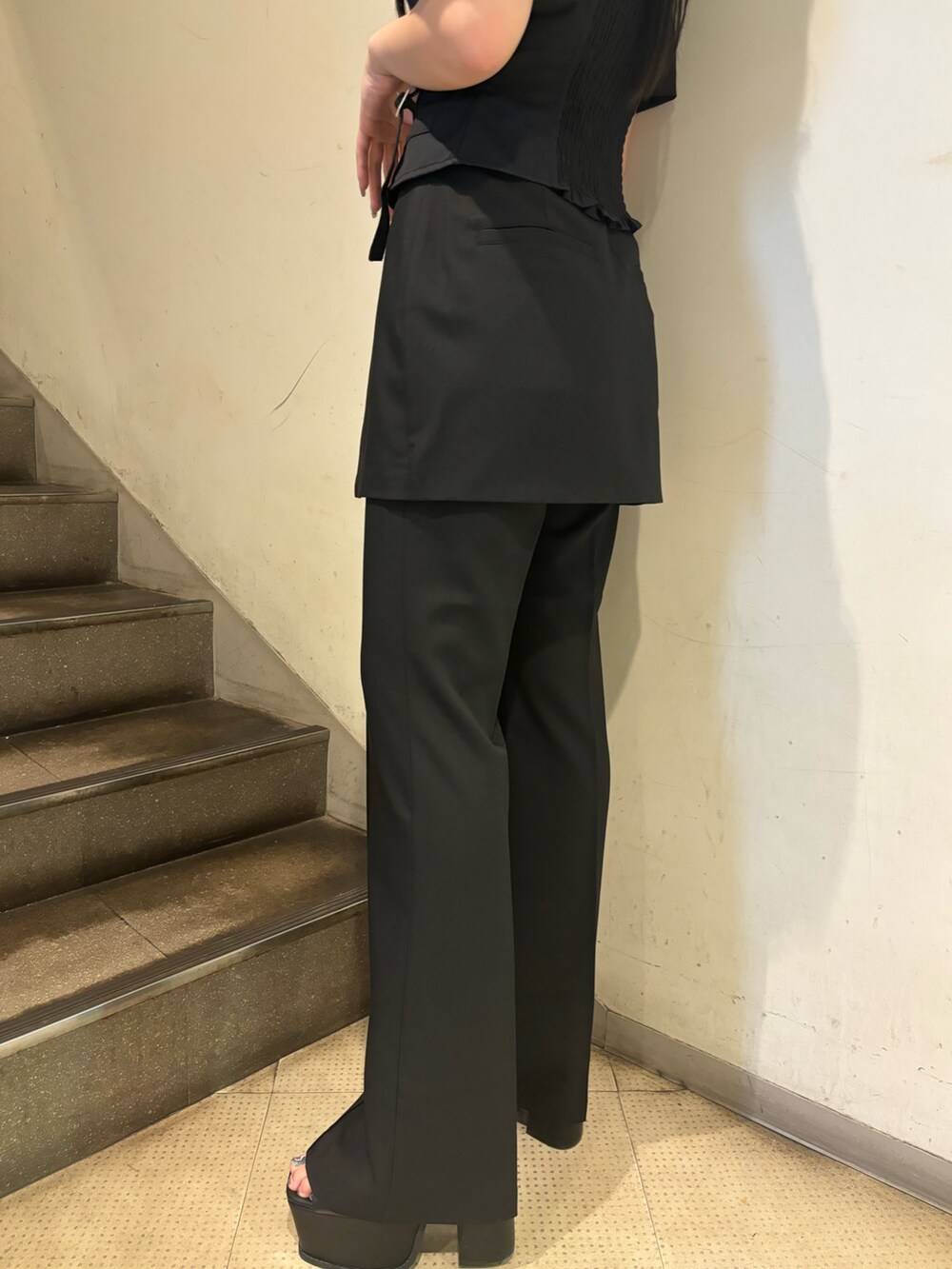 ホワイト系のTシャツ/カットソー、ブラック系のその他パンツ、ブラック系のサンダルを着用したレディースの夏コーディネートの8枚目の写真