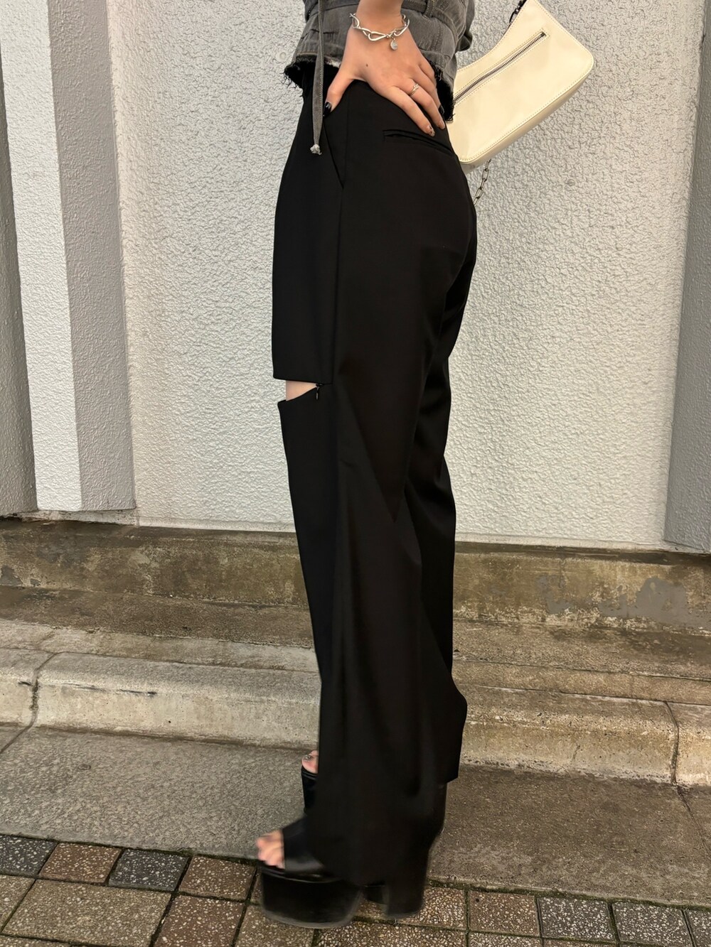 ブラック系のその他パンツ、グレー系のシャツ/ブラウス、ブラック系のサンダルを着用したレディースの春コーディネートの7枚目の写真