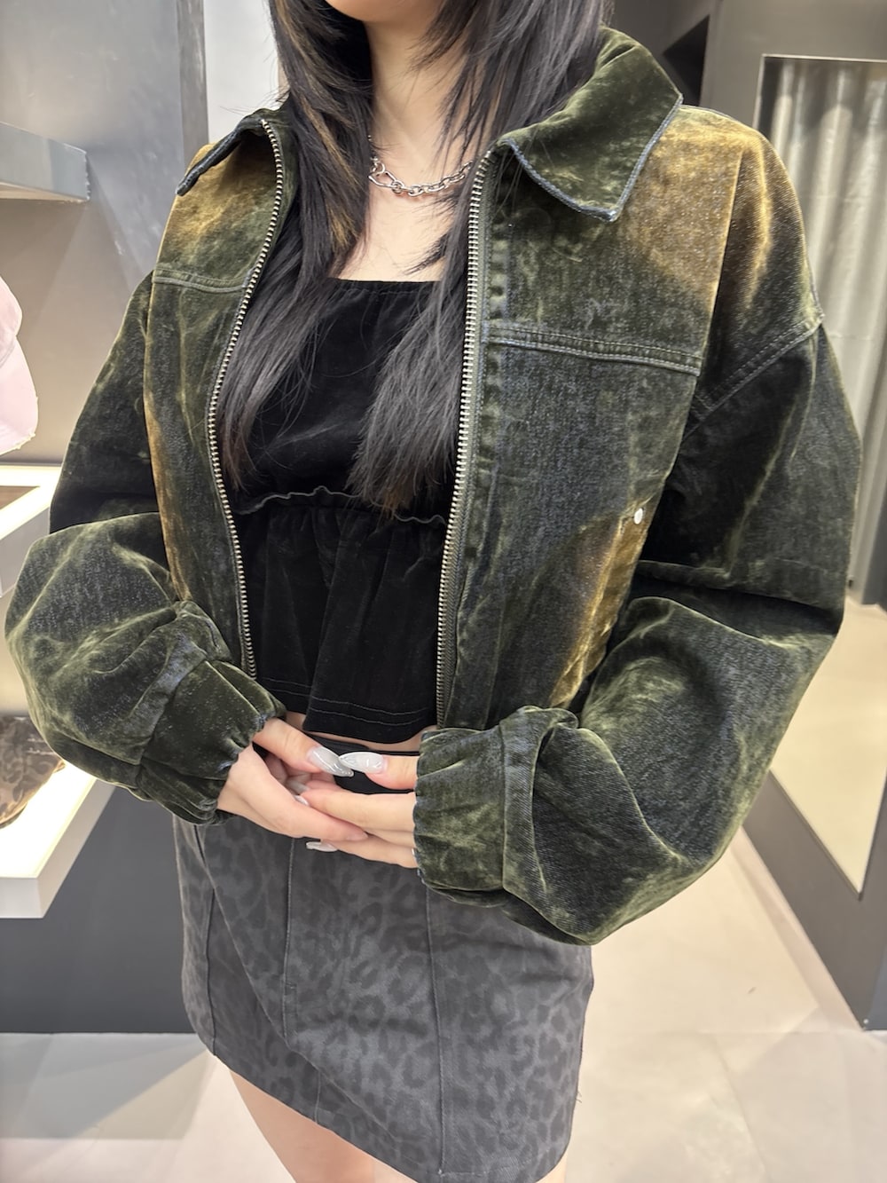 ベージュ系のブーツ、グレー系のスカート、ブラック系のタンクトップを着用したレディースの夏コーディネートの4枚目の写真