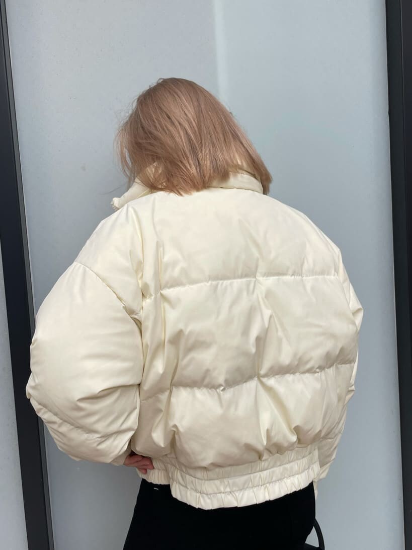 ブラック系のブーツ、ホワイト系のダウンジャケット/コート、ブラック系のデニムパンツを着用したレディースの冬コーディネートの4枚目の写真