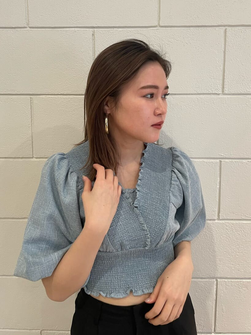 ブルー系のシャツ/ブラウス、ホワイト系のサンダル、ブラック系のスラックスを着用したレディースの春コーディネートの4枚目の写真