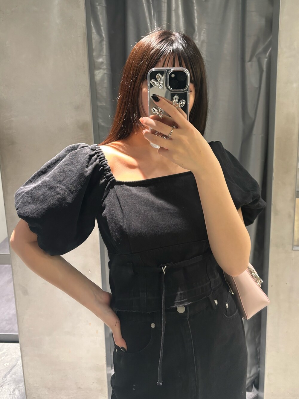 ブラック系のサンダル、ブラック系のスカート、ブラック系のシャツ/ブラウスを着用したレディースの春コーディネートの3枚目の写真