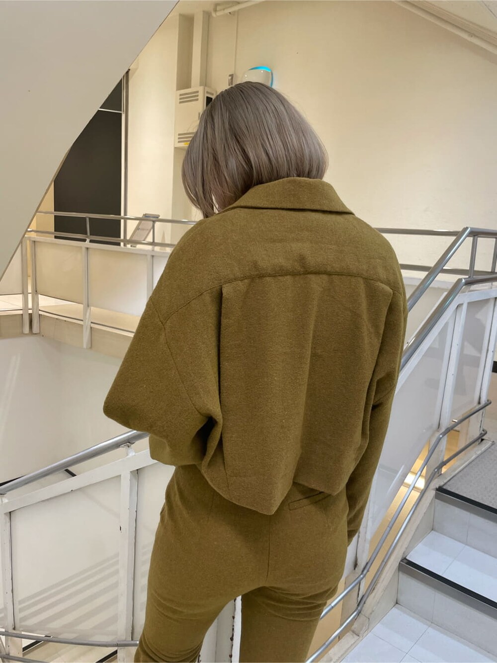 ブラック系のTシャツ/カットソー、イエロー系のその他パンツ、イエロー系のその他アウターを着用したレディースの秋コーディネートの3枚目の写真