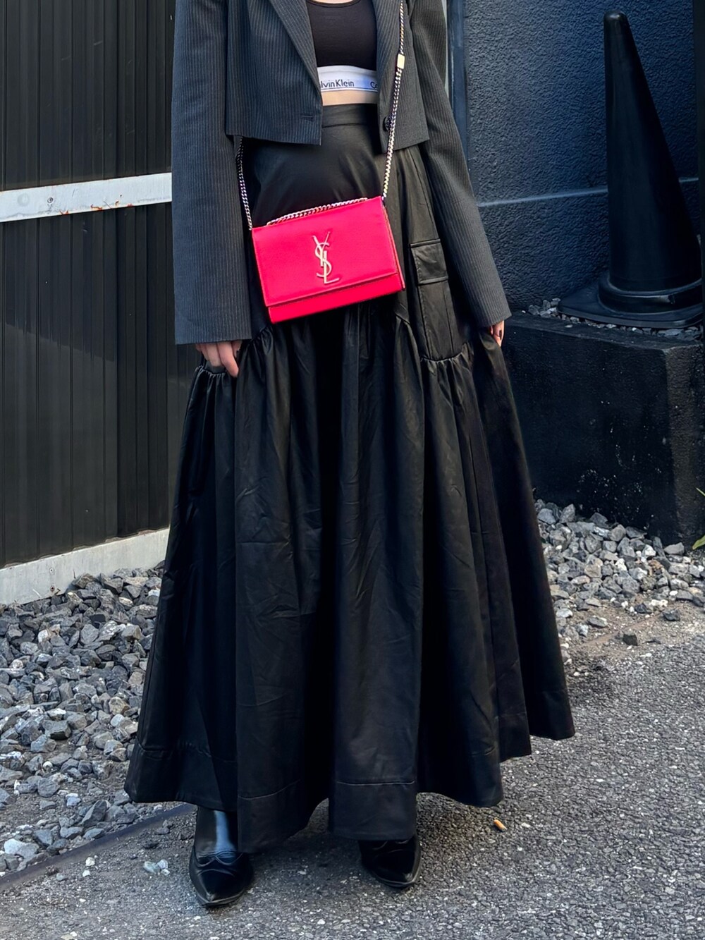 ブラック系のスカートを着用したレディースの秋コーディネートの4枚目の写真