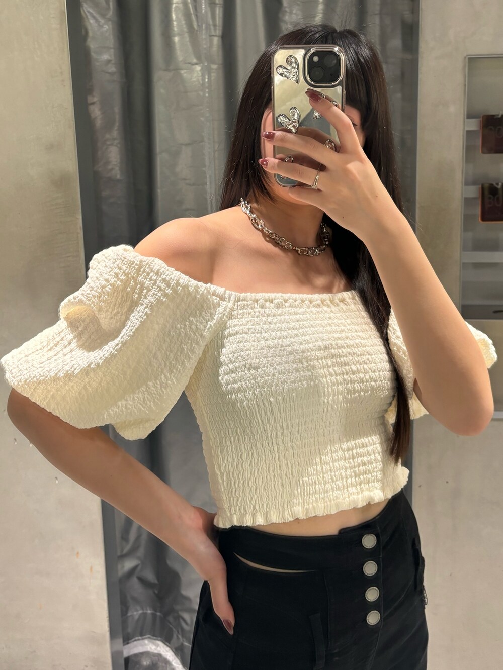 ホワイト系のTシャツ/カットソー、ブラック系のデニムパンツ、ブラック系のサンダルを着用したレディースの春コーディネートの4枚目の写真