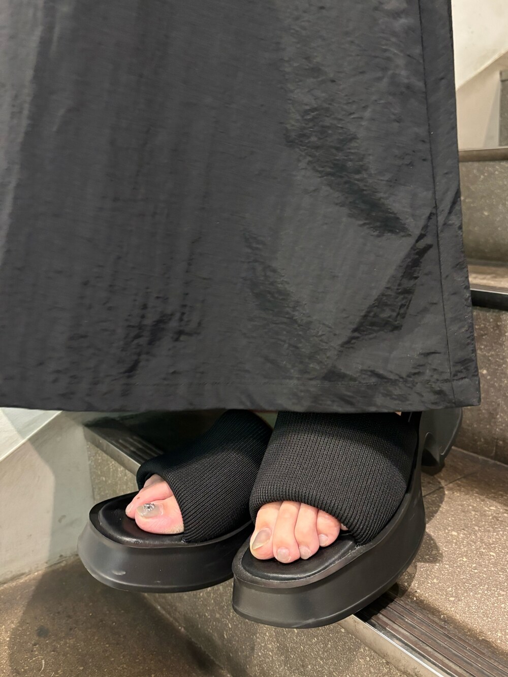 ブラック系のワンピース、ホワイト系のサンダル、ブラック系のタンクトップを着用したレディースの夏コーディネートの8枚目の写真