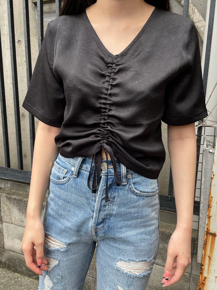 ブラック系のTシャツ/カットソー、ブルー系のデニムパンツ、ブラック系のその他シューズを着用したレディースの夏コーディネートの3枚目の写真