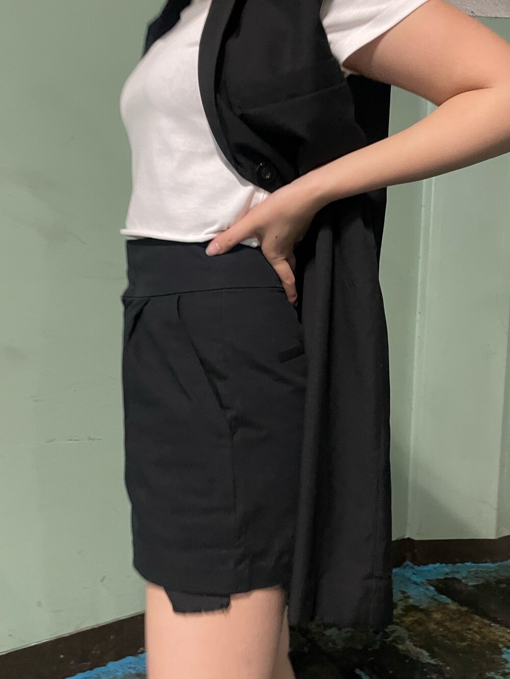 ベージュ系のショルダーバッグ、ブラック系のサンダル、ブラック系のワンピースを着用したレディースの夏コーディネートの8枚目の写真