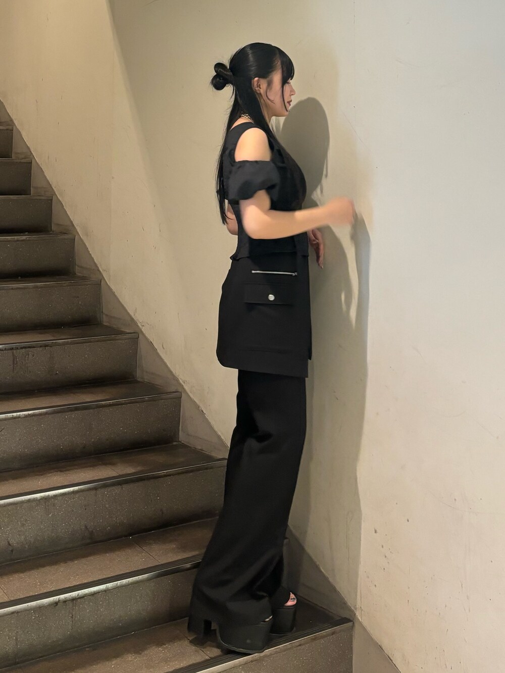 ホワイト系のTシャツ/カットソー、ブラック系のその他パンツ、ブラック系のサンダルを着用したレディースの夏コーディネートの2枚目の写真