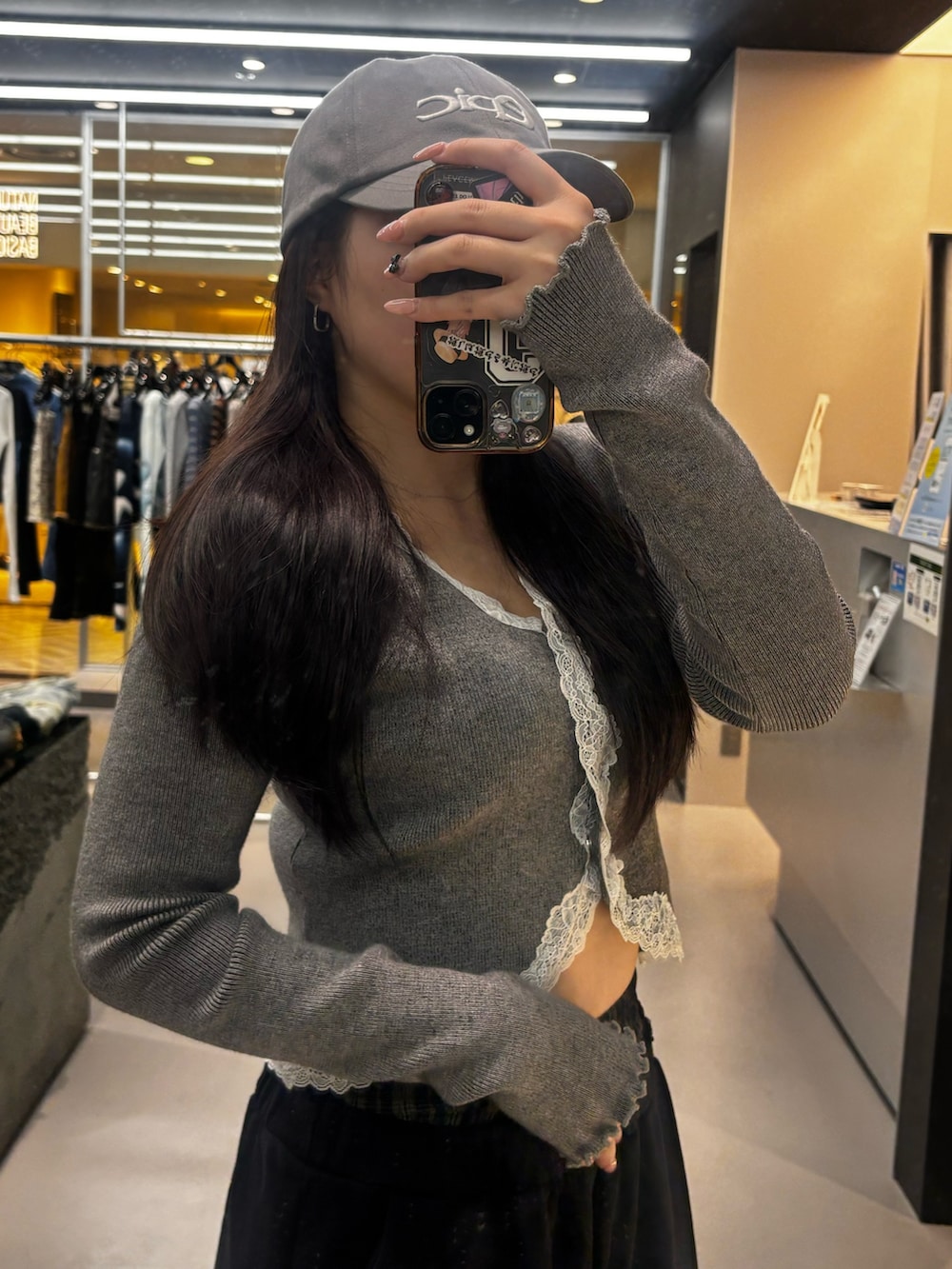 ブラック系のブーツ、グレー系のスウェットパンツ、グレー系のニット/セーターを着用したレディースの春コーディネートの4枚目の写真