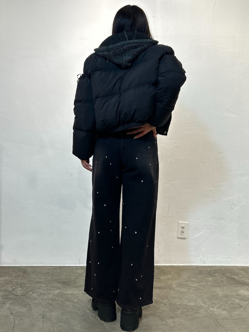 ブラック系のブーツ、ブラック系のデニムパンツを着用したレディースの秋コーディネートの3枚目の写真