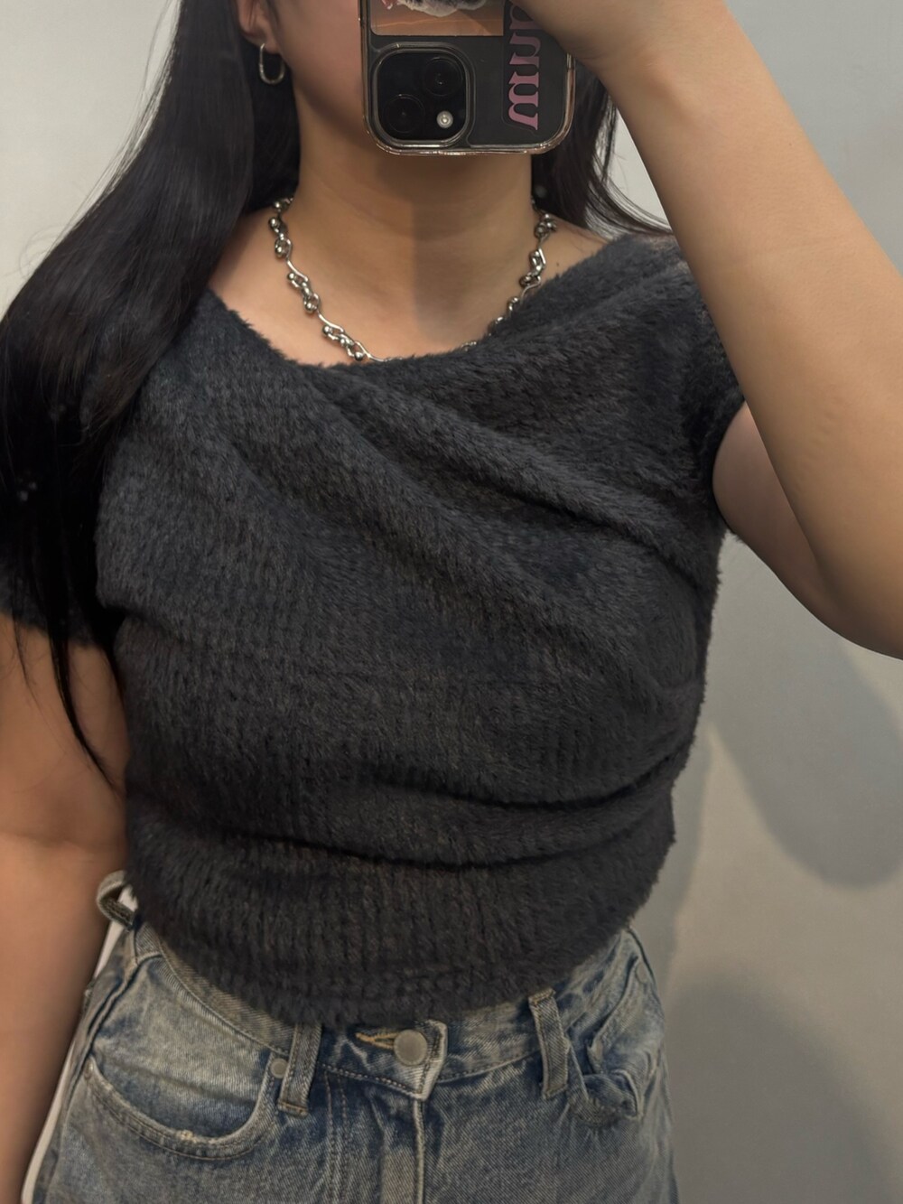 グレー系のサンダル、ブラック系のデニムパンツ、グレー系のTシャツ/カットソーを着用したレディースの夏コーディネートの3枚目の写真