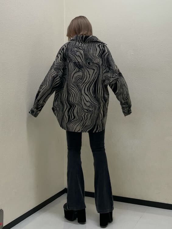 ブラック系のサンダル、その他のブルゾン、グレー系のその他パンツを着用したレディースの秋コーディネートの3枚目の写真