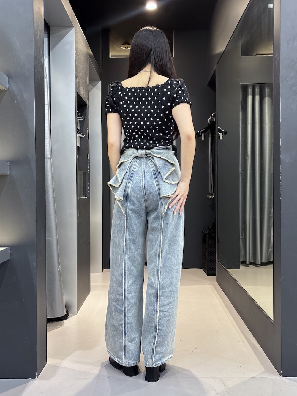 ブラック系のサンダル、ブルー系のデニムパンツ、その他のTシャツ/カットソーを着用したレディースの夏コーディネートの3枚目の写真