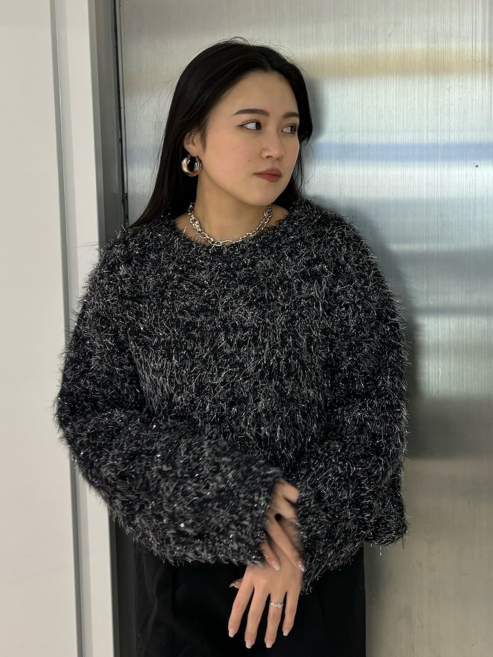 その他のブルゾン、ブラック系のその他パンツ、ブラック系のブーツを着用したレディースの冬コーディネートの6枚目の写真