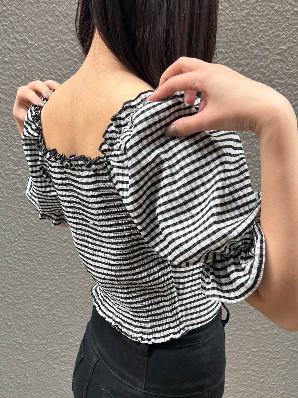 その他のTシャツ/カットソー、ブラック系のデニムパンツ、ブラック系のサンダルを着用したレディースの春コーディネートの5枚目の写真